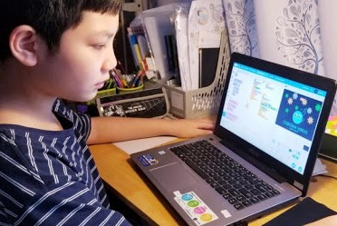 Cậu bé lớp 5 với thông điệp “Đánh bay COVID”