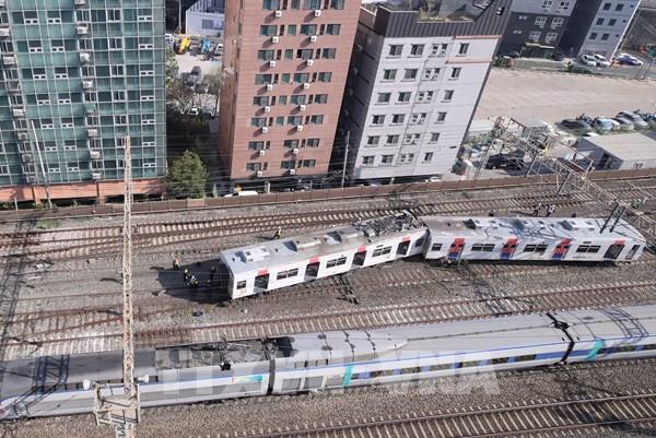 Tàu điện ngầm chệch đường ray tại Hàn Quốc