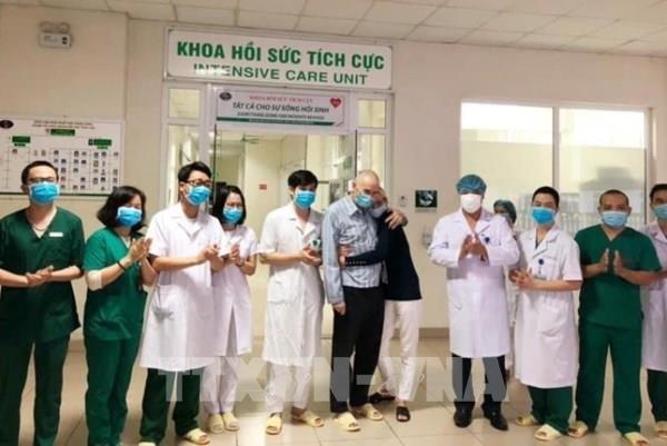 Đưa khách du lịch Anh về nước