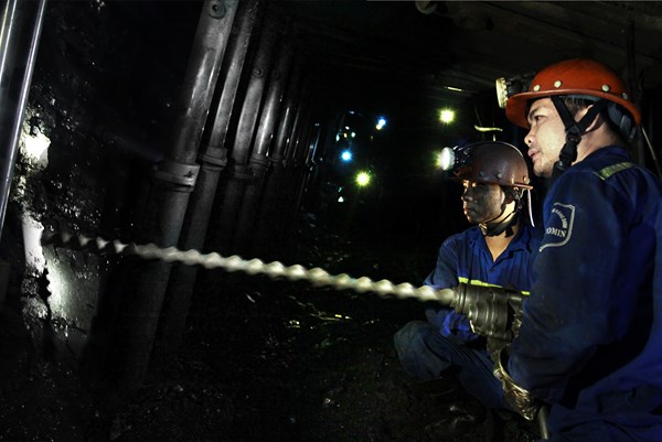 Lo Tết cho thợ mỏ xa quê