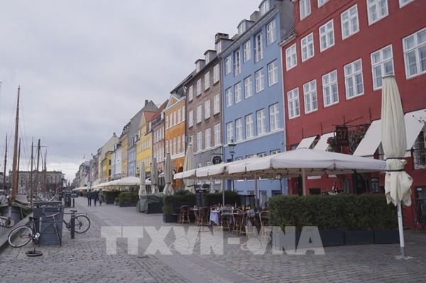 Nhiều nước nới lỏng các biện pháp hạn chế dịch COVID-19