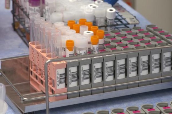 FDA cho phép xét nghiệm COVID-19 bằng mẫu phẩm lấy tại nhà