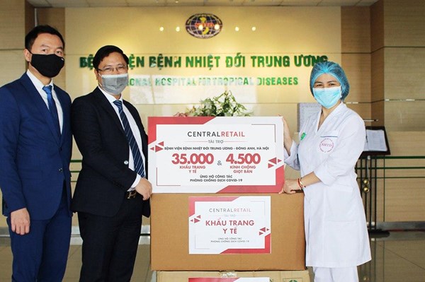 Central Retail tặng 70.000 khẩu trang và 9.000 tấm chắn giọt bắn cho tuyến đầu chống dịch