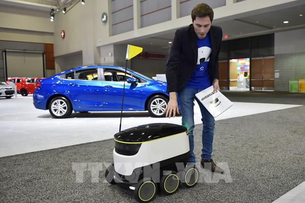 Robot giao hàng - “trợ thủ” mùa dịch COVID-19