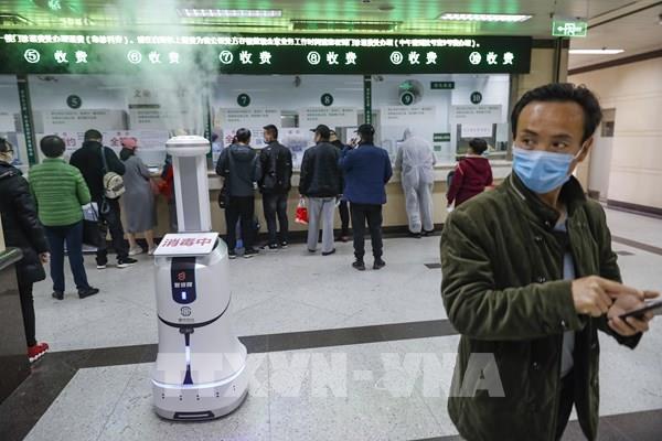 Nhật Bản giới thiệu robot khử trùng tự động tại ga mới ở Toyko