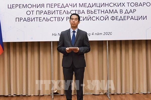 Trao vật tư y tế của Việt Nam tặng Thụy Điển phòng, chống dịch COVID-19