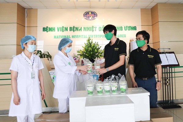 Hơn 10.000 ly nước yêu thương tiếp sức cho tuyến đầu chống dịch