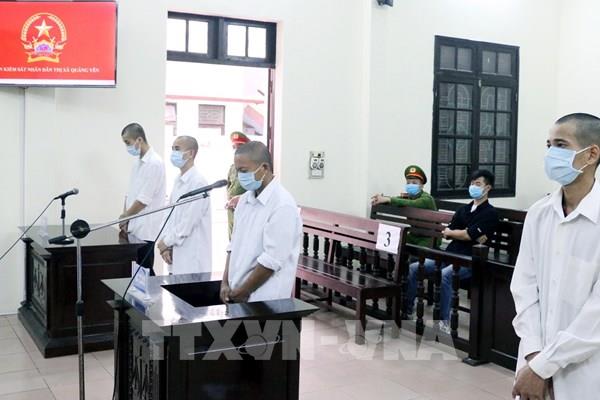 Bốn đối tượng lĩnh án tù vì hành hung cán bộ tổ công tác phòng, chống dịch COVID-19