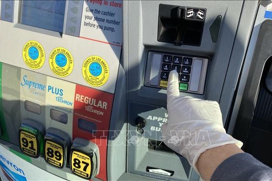 Giá dầu thế giới thấp nhất trong hơn hai thập kỷ