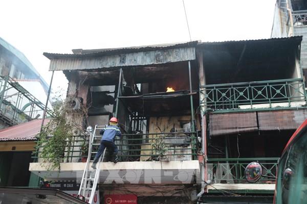 Cháy nhà 2 tầng ở phố cổ Hà Nội