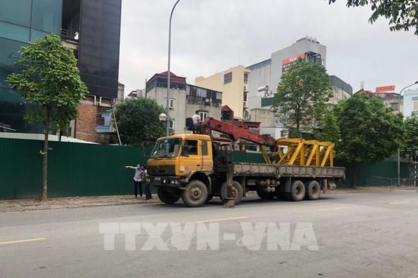 Tập kết thiết bị chuẩn bị tháo dỡ giai đoạn 2 tòa nhà 8B Lê Trực (Hà Nội)