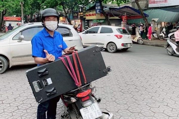 Ý tưởng “cõng loa” tuyên truyền dịch đến từng con ngõ của thầy giáo trẻ