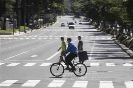 Những khó khăn khi lựa chọn chính sách đối phó với COVID-19