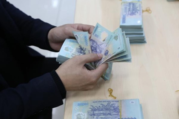 Phạt tù nguyên trưởng phòng ngân hàng lừa đảo rút tiền gửi tiết kiệm