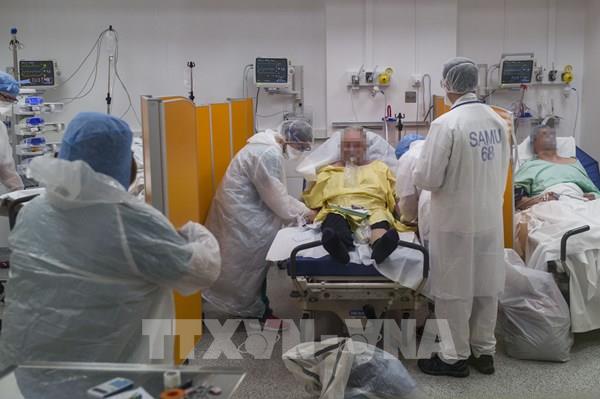 Pháp: Số ca tử vong vì COVID-19 theo ngày thấp nhất trong 5 tuần qua