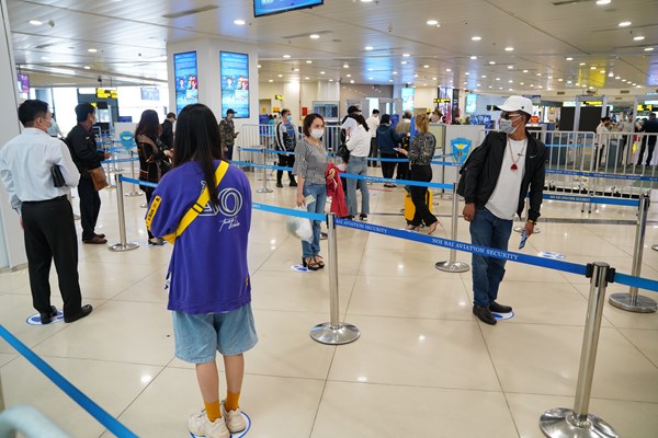 Mở lại nhiều đường bay, Cục Hàng không yêu cầu giãn cách đúng quy định trên tàu bay