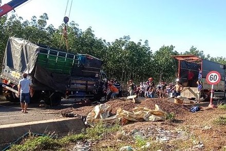 Người dân giúp thu gom hàng chục tấn hạt điều sau tai nạn lật xe tải