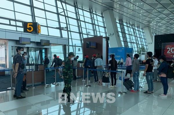 Dịch COVID-19: Đưa hơn 240 công dân Việt Nam từ Singapore về nước