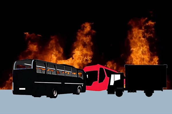 Xe tải bốc cháy thiêu rụi thùng hàng chở hàng chục xe máy