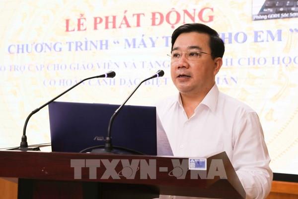Hà Nội tặng máy tính hỗ trợ học sinh có hoàn cảnh khó khăn