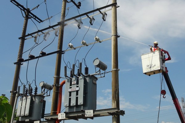 Tiết kiệm chi phí vệ sinh cách điện bằng nước áp lực cao