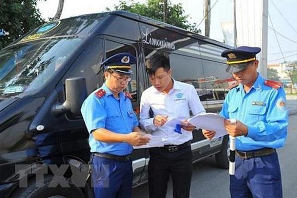 Thanh tra giao thông Hà Nội xử lý hạ tải, phạt gần chục xe khách ngày đầu nghỉ lễ