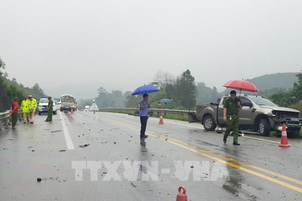Tai nạn giữa 3 ô tô: Cao tốc Nội Bài - Lào Cai hạn chế 1 làn xe