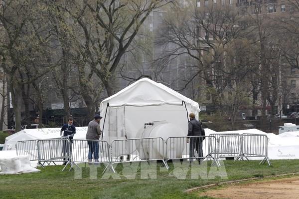 Mỹ: Bệnh viện quá tải, bãi đỗ xe cải tạo thành cơ sở điều trị dã chiến
