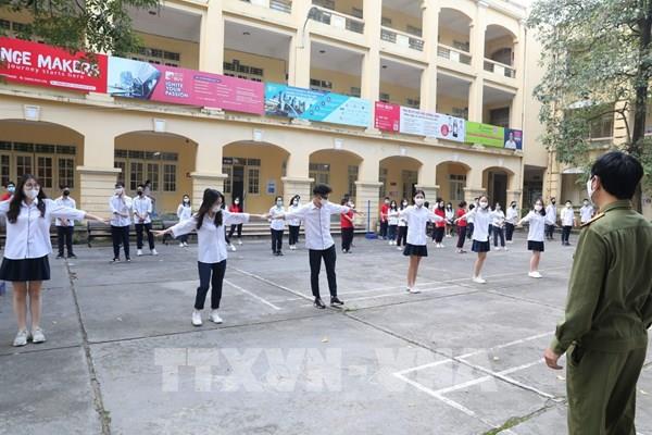 Học sinh Hà Nội hào hứng đến trường sau thời gian dài nghỉ do dịch COVID-19