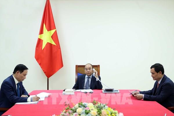 Thủ tướng Nguyễn Xuân Phúc điện đàm với Thủ tướng Nhật Bản