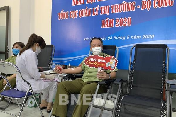 Quản lý thị trường chia sẻ giọt hồng, lan tỏa yêu thương đến người bệnh