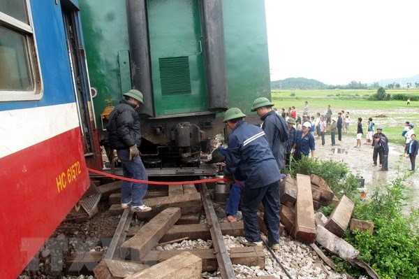 Tàu trật bánh, đường sắt Bắc – Nam tạm ngừng phục vụ trong nhiều giờ