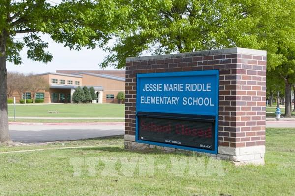 Trường học đầu tiên tại Mỹ mở cửa trở lại