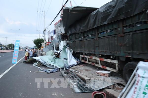 Xe container chở phế liệu gây tai nạn liên hoàn, tông vào 4 nhà dân
