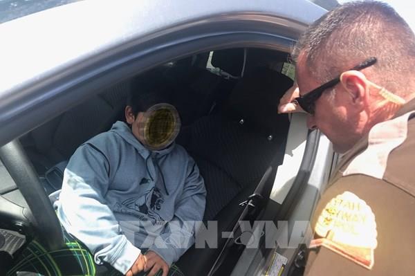 Phát hiện cậu bé 5 tuổi lái xe trên cao tốc ở Mỹ