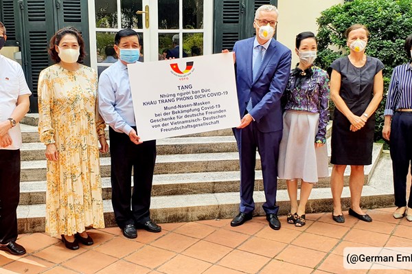 Hội Hữu nghị Việt Nam - Đức trao tặng nước Đức 80.000 khẩu trang