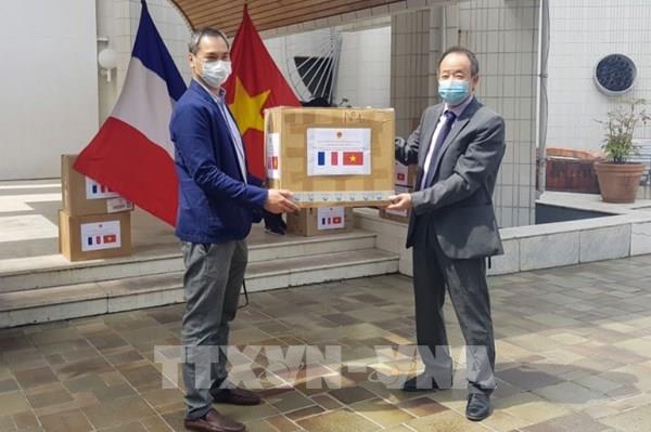 Việt Nam tặng khẩu trang y tế cho các hội đoàn và bạn bè Pháp