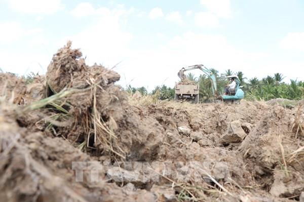 Người dân ồ ạt bán đất mặt ruộng