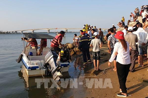 Vụ lật thuyền trên sông Thu Bồn: Khẩn trương tìm kiếm các nạn nhân còn mất tích
