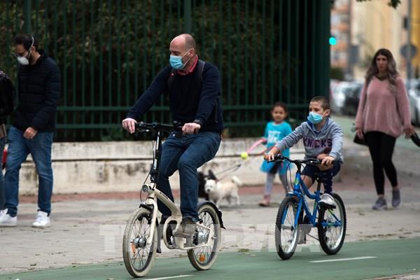 Tây Ban Nha bắt buộc cách ly đối với du khách nước ngoài