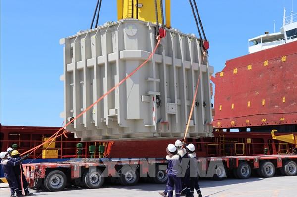 Bình Thuận đưa 2 máy siêu biến áp 500 kV phục vụ dự án điện mặt trời