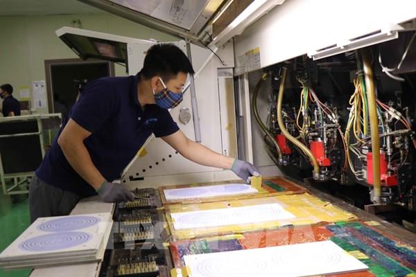 Đồng hành cùng doanh nghiệp vượt khó - Bài 1: "Giữ chân" người lao động