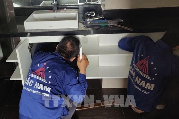 Hà Nội bắt đầu tháo dỡ tường phía trong tầng 18 tòa nhà 8B Lê Trực