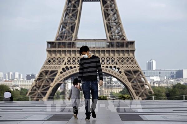 Người Pháp dè dặt trở lại cuộc sống thường nhật