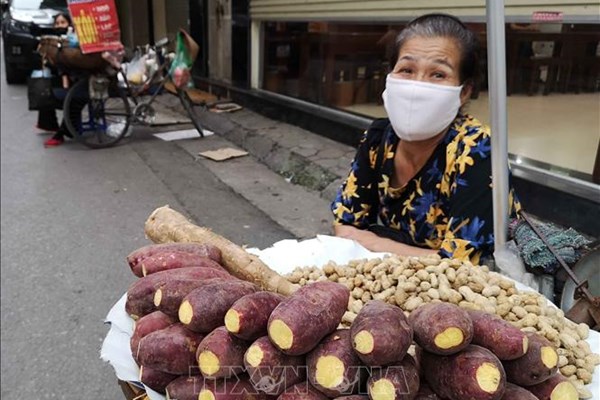 Hà Nội: Người kinh doanh thức ăn đường phố phải đeo khẩu trang khi làm việc