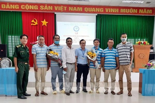 Bàn giao 5 thuyền viên Indonesia được cứu nạn trên vùng biển Sóc Trăng về nước
