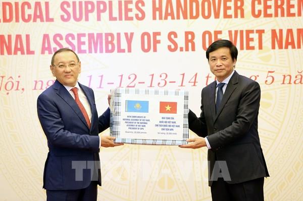 Quốc hội Việt Nam trao tặng vật tư y tế cho một số nghị viện