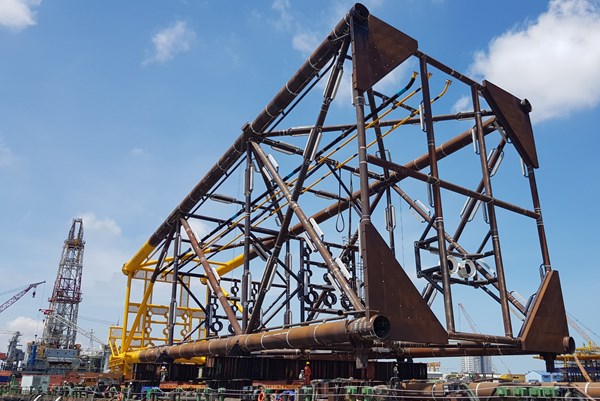 Vietsovpetro hạ thủy thành công chân đế giàn đầu giếng BK-21 mỏ Bạch Hổ