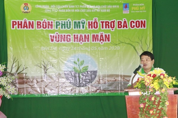 Công đoàn PVFCCo tặng bồn nước cho bà con vùng hạn mặn Bến Tre