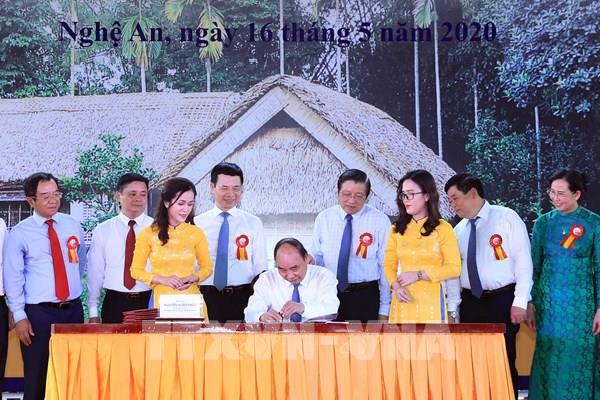 Thủ tướng ký phát hành bộ tem bưu chính kỷ niệm 130 năm Ngày sinh Chủ tịch Hồ Chí Minh